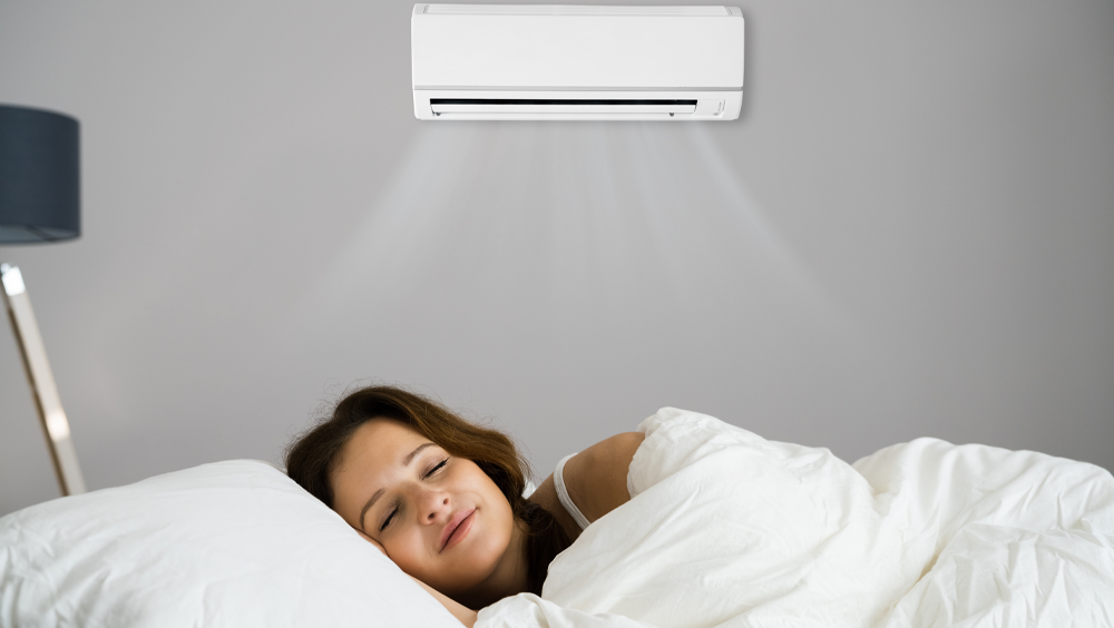 Πόσο μας επηρεάζει ο ύπνος με ανεμιστήρα ή air-condition το καλοκαίρι