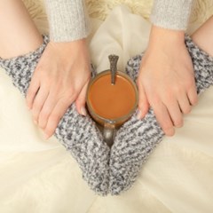 Κρύα χέρια και κρύα πόδια: Πότε είναι φυσιολογικό και πότε χρειάζεται έλεγχος