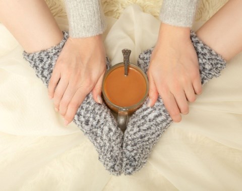 Κρύα χέρια και κρύα πόδια: Πότε είναι φυσιολογικό και πότε χρειάζεται έλεγχος