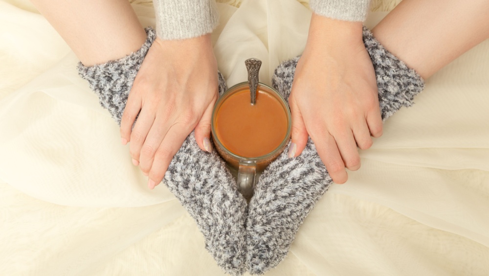 Κρύα χέρια και κρύα πόδια: Πότε είναι φυσιολογικό και πότε χρειάζεται έλεγχος