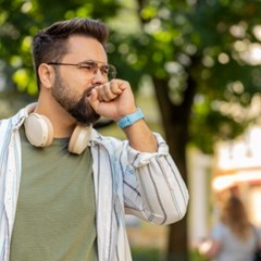 Πότε πρέπει να μας ανησυχήσει ο βήχας που δεν περνάει; Ο ειδικός εξηγεί